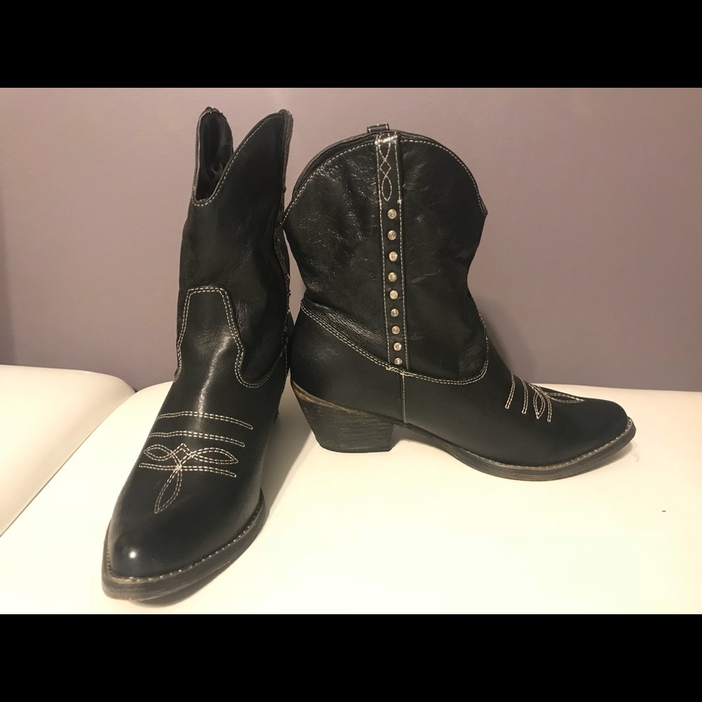 Woemens Studded Boots. Size 8.5. Volatile